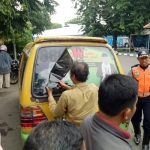 MELANGGAR: Bawaslu Sidoarjo mencopot stiker APK yang ditempel di Angkot, di Terminal Larangan Candi, Jumat (28/12). foto: ist.