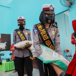 Polwan Polres Kediri Kota saat menyampaikan bantuan sembako kepada salah satu pengrajin jamu di Kelurahan Ngampel, Kecamatan Mojoroto, Kota Kediri. (foto: ist)