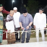 Bupati Kediri, Hanindhito Himawan Pramana, saat memotong pita sebagai tanda peresmian Masjid Al Ikhlas di Dusun Gondang, Desa Pehwetan, Kecamatan Papar. Foto: Ist