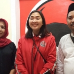 Fujika (tengah) didampingi Sekretaris DPC PDIP Gresik Noto Utomo dan Bendahara Siti Muafiyah ketika memberikan keterangan pers. foto: SYUHUD/ BANGSAONLINE