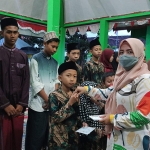 Perangkat Desa Sukorejo menyantuni anak yatim, Selasa (26/4/2022). Foto: SYUHUD/BANGSAONLINE.
