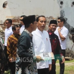 Presiden didampingi gubernur dan bupati Ngawi ketika melakukan peninjauan di benteng Pendem Ngawi.