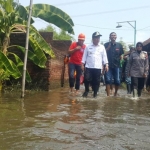 Wabup Pasuruan saat pantau bajir di Beji.