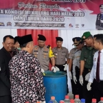 Jajaran Polres Tuban bersama Forkopimda Kabupaten Tuban musnahkan ratusan botol miras dan ribuan pil double L di lapangan belakang Mapolres, Kamis (19/12).