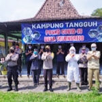 Kapolres Kediri AKBP Lukman Cahyono saat berfoto bersama sesuai meresmikan Kampung Tangguh di Kantor Desa Tulungrejo, Kecamatan Pare. (foto: ist.)