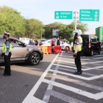 Puluhan kendaraan roda empat tengah mengantre di Exit Tol Sidoarjo.