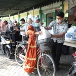 TETAP PATUHI PROKES: Pembagian sembako oleh Yayasan Al Muslim menerapkan sistem drive thru untuk cegah kerumunan, Sabtu (23/4/2022). foto: ist.