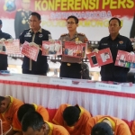 Kapolres Lamongan AKBP Harun bersama jajaran sedang menunjukkan barang bukti.