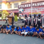 Puluhan pekat terpampang di halaman Polres, dengan memakai seragam warna biru yang bertuliskan "Tahanan", Senin (4/6).