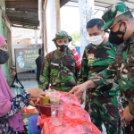 UNIK: Dandim 0816 Sidoarjo Letkol M Iswan Nusi melihat dapur umum jamu di Dusun Semampir Desa Sidorejo Krian, Kamis (29/7/2021). foto: istimewa