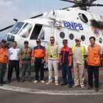 Pasukan Badan Nasional Penanggulangan Bencana (BNPB) mengerahkan Heli Water Bombing. foto: Istimewa/ BANGSAONLINE