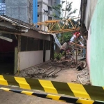 Alat berat crane yang digunakan untuk membangun gedung kembar di depan FKG Unej patah, Senin siang (12/8/2019). Tempat kejadian perkara (TKP) sudah di-police line.