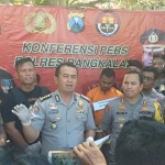 Kabid Humas Polda Jatim, Kapolres, dan Wakapolres Bangkalan, serta Rektor UTM saat jumpa pers di TKP Desa Sendang Kecamatan Kamal, Bangkalan. foto: SUBAIDAH/ BANGSAONLINE