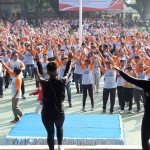 Peserta Apel Akbar Pengawas TPS, PPD, Panwascam, dan Forpimda mengikuti senam bersama di Alun-Alun Bangkalan, Ahad (14/04). foto: FAUZI/ BANGSAONLINE