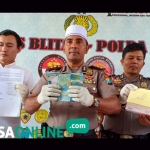 Kapolres Blitar AKBP Anissullah M Ridha saat menunjukkan barang bukti OTT berupa uang yang diduga hasil pungli. foto: AKINA/ BANGSAONLINE