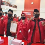 Gus Yani dan Bu Min didampingi jajaran pengurus DPC PDIP Gresik ketika menunjukkan rekom DPP. foto: ist.