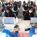 Para siswa dengan tertib dan antre menunggu giliran untuk divaksin. (foto: ist)