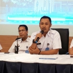 Kepala Kantor Imigrasi Kelas II Non TPI Kediri, Rakha Sukma Purnama (pegang mik) didampingi oleh pejabat Kantor Imigrasi Kediri. foto: MUJI HARJITA/ BANGSAONLINE 