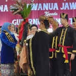 Gubernur Khofifah saat menerima gelar Adat Minahasa, Ina Ne Kawanua Jawa Timur.