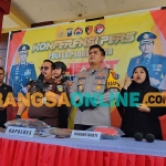 Konferensi pers terkait penipuan yang dilakukan oknum di Mapolres Proboliggo. Foto: ANDI SIRAJUDIN/BANGSAONLINE