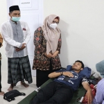 Wakil Bupati Gresik, Aminatun Habibah, ketika melihat warga yang tengah ikut donor darah. Foto: SYUHUD/BANGSAONLINE