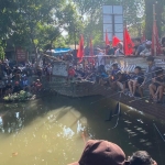 Para pemancing saat mengikuti acara yang digelar DPC PDIP Kabupaten Kediri untuk memperingati Bulan Bung Karno. Foto: Ist