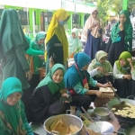 Kegiatan pembekalan Fatayat NU Ngawi saat praktik memasak.