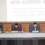 Pimpinan DPRD dan Bupati Gresik saat menghadiri paripurna pembahasan RAPBD 2024. FOTO: SYUHUD/BANGSAONLINE.com