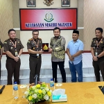 Kajari Nganjuk Nophy Tennophero Suoth didampingi oleh para kasi dan kasubag menerima kunjungan saat menyerahkan cenderamata kepada Anggota Komisi III DPR RI Bimantoro Wiyono.