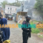 Lokasi penangkapan terduga teroris di Kota Batu saat disterilkan Tim Densus 88. Foto: ADI WIYONO/ BANGSAONLINE