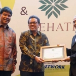 Ketua Dewan pimpinan Yayasan KEHATI, Ismid Hadad (kanan) menyerahkan penghargaan kepada Direktur Produksi dan Strategi Bisnis Semen Indonesia Johan Samudra dalam acara Sri Kehati Award 2017 yang diselenggarakan di Jakarta. foto: SYUHUD/ BANGSAONLINE