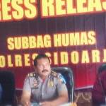 ?PAPARAN ANEV - Kasubag Humas Polres Sidoarjo AKP Samsul Hadi (tengah) saat memaparkan kasus yang sudah ditangani Polres Sidoarjo di Gedung Bhara Daksa Polres Sidoarjo, Rabu (31/12/2014). foto: nanang ichwan/BangsaOnline
