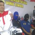 Kabid Pemberantasan dan Penindakan BNNP Jawa Timur, AKBP Bagijo Hadi Kurnijanto saat menunjukkan barang bukti, dan tersangka (baju biru). foto: rusmiyanto/BANGSAONLINE