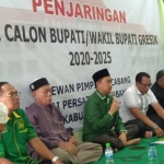 Sekretaris DPC PPP Gresik Khoirul Huda (pegang mic) saat pembukaan penjaringan bacabup dan bacawabup Gresik 2020-2025. foto: SYUHUD/ BANGSAONLINE