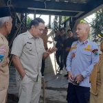 Pj. Wali Kota Malang Iwan Kurniawan saat melakukan peninjauan proses pembangunan tempat parkir di luar Stadion Gajayana.