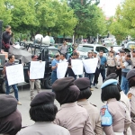 Pendemo beraksi di luar gedung PN Ngawi. foto: ZAINAL ABIDIN/ BANGSAONLINE