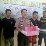 Kedua tersangka saat diamankan Polsek Benowo Surabaya.