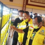 Ketua DPD Partai Golkar Jatim, M. Sarmuji melihat cupang hias yang diperlombakan dalam kontes Cupang Hias Piala Airlangga Hartarto. foto: istimewa