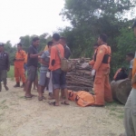 Tim SAR BPBD Bojonegoro saat mengevakuasi korban.