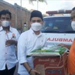 Muhammad Al Barra (Gus Bara) bersama Tim Asep Saifuddin Chalim (ASC) Foundation saat memberikan sembako secara simbolis kepada salah satu Nakes di Kampus Institut Pesantren KH Abdul Chalim Pacet Mojokerto, Jumat (30/7/2021). foto: Rochmat Saiful Aris/ bangsaonline.com