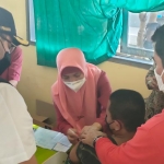 Kepala BIN Jatim, Marsma Rudy Iskandar (baju merah) dan Bupati Kediri, Hanindhito Himawan Pramana, saat meninjau pemberian vaksin kepada salah satu siswa SMA Negeri 1 Plosoklaten. Foto: MUJI HARJITA/ BANGSAONLINE