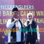 Bakal calon Wali Kota Kediri dan Bakal Calon Wali Kota Kediri 
Vinanda Prameswati - KH Khowimuddin Thoha, usai penyerahan berkas pendaftaran ke KPU Kota Kediri. Foto: Muji Harjita/BANGSAONLINE