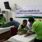 Tim medis RS Petrokimia ketika mengkhitan anak-anak. foto: SYUHUD/ BANGSAONLINE