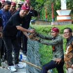 Kepala Dinas Pariwisata dan Kebudayaan Kabupaten Kediri Adi Suwignyo saat menerima air sungai Harinjing yang diwadahi kendi dari sesepuh Desa Siman. Foto: Ist.