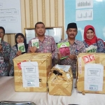 Kadispendik Amin Wakhid (paling kanan) menyerahkan bantuan bibit unggul ke Kepala Sekolah. Foto: YUDI EP/BANGSAONLINE