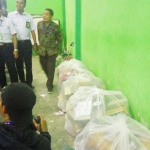 Lima karung besar yang berisi berbagai merek rokok sebanyak ratusan slop yang berhasil disita petugas AHES dari Kloter 13 asal Pamekasan. foto: YUDI A/ BANGSAONLINE