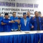 KOMPAK: Ketua DPD PAN Sidoarjo Ahmad Dzulhimam (dua dari kiri) dan Ketua MPP PAN Sidoarjo H Sungkono (tiga dari kiri) bergandengan tangan dengan pengurus DPW PAN Jatim dan panitia Musda ke-IV di Hotel The Sun, Minggu (31/7). foto: MUSTAIN/ BANGSAONLINE