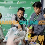 Ketua Harian Lumbung Kebaikan Kediri, Fuad Fauzi (nomor 2 dari kiri), bersama Tim saat mengemas paket sembako yang akan dibagikan kepada para lansia. Foto: MUJI HARJITA/BANGSAONLINE