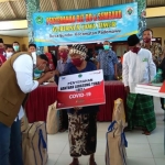 Suasana penyerahan secara simbolis BLT-DD oleh Bupati Pamekasan Baddut Tamam (tetap hormat mencium tangan seorang nenek) di Desa Bunder kecamatan Pademawu kabupaten Pamekasan. 