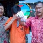 Sadam Husen bersama BB ganja. foto: rusmiyanto/BANGSAONLINE